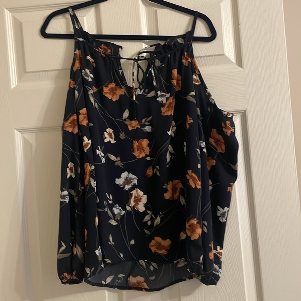 Keyhole cold shoulder floral top size Medium